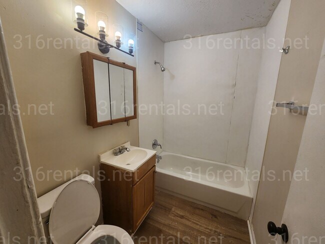 Building Photo - $1075 - 3 bedroom / 1 bathroom - Single Fa...
