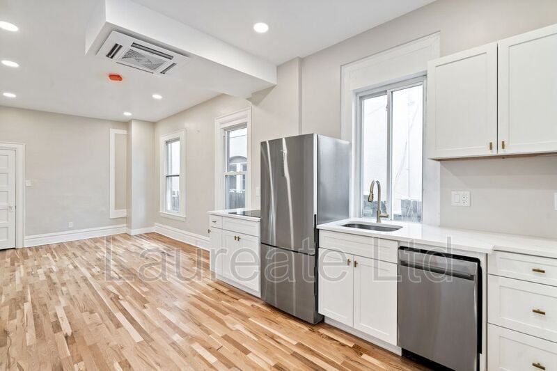 Building Photo - 252 Lincoln St