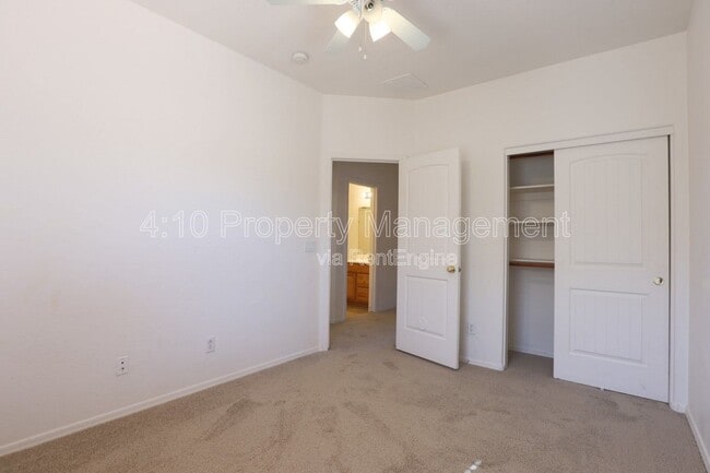 Building Photo - 2644 E Chester Dr