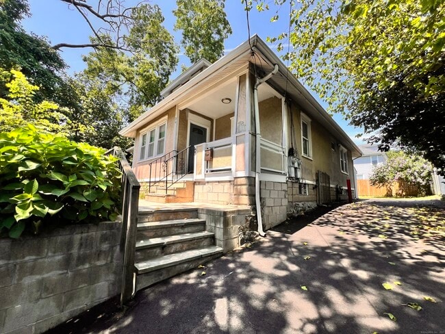 Primary Photo - 39 Ferris Ave