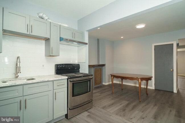 Building Photo - 2557 S 61st St