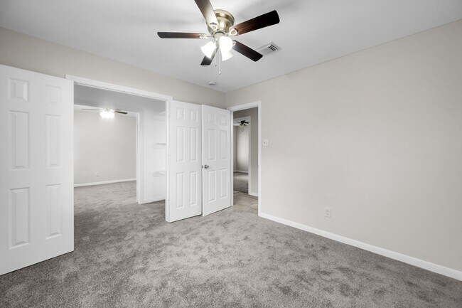 Building Photo - 10486 Twin Circles Dr