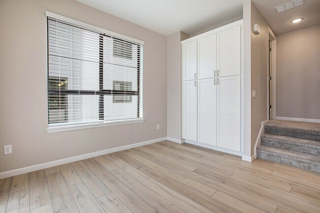 Building Photo - Beautiful 2 Bed 2 1/2 Townhome in Virginia Village
