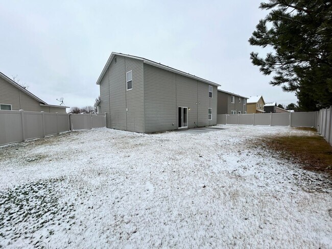 Building Photo - Modern Layout, Private Backyard, Prime Location |3 bed 2.5 bath Home in Nampa