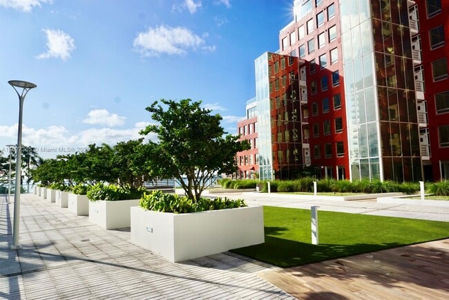 Building Photo - 1541 Brickell Ave