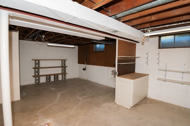 Building Photo - 3 bed 2 bath home in Valparaiso