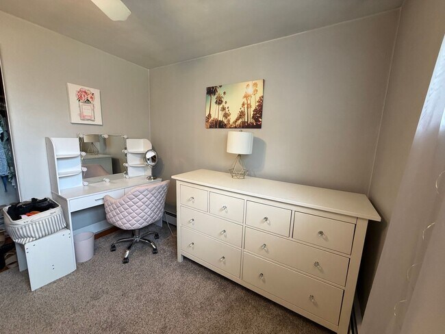 Building Photo - Move-In Ready 2BR Home on Quiet Residential Street in Baldwin/Whitehall!