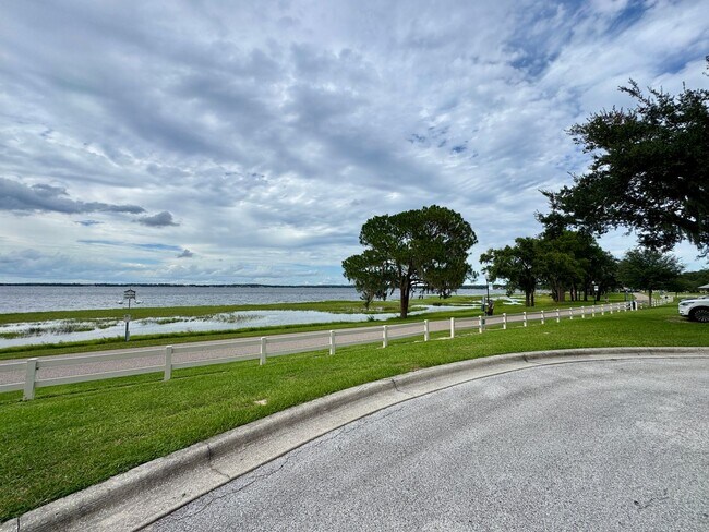 Building Photo - Downtown Clermont - Beautifully Renovated 2-Bed/1-Bath Upstairs Unit with Stunning Lake Minneola ...