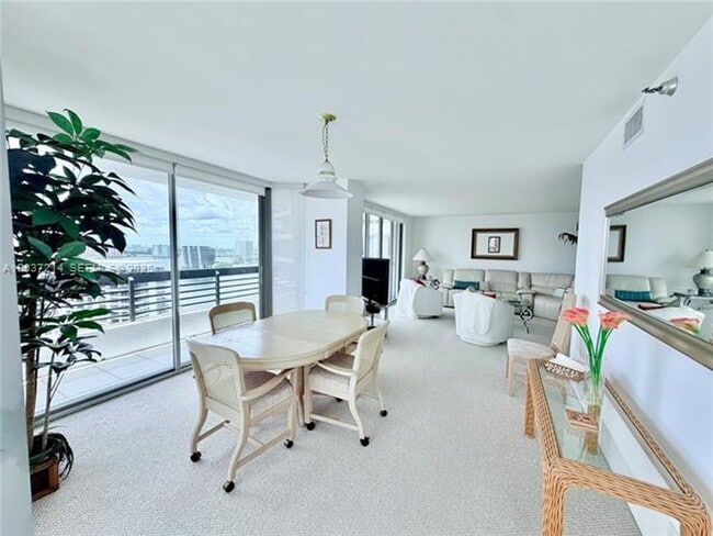 Building Photo - 3500 Mystic Pointe Dr