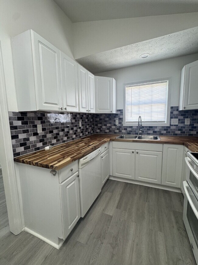 Building Photo - Brand New Rental Listing – Steps from Down...