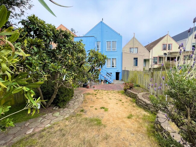 Building Photo - Wonderful Light and Bright Top Floor 2BR/1...