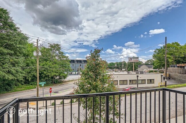 Building Photo - 865 Cavanaugh Avenue SE