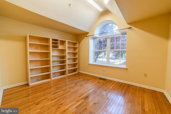 Building Photo - 651 Fawn Cir