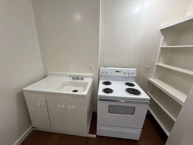 Building Photo - 633 Thompson Ave NE