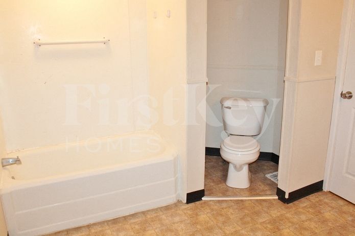 Building Photo - 304 E 4th St