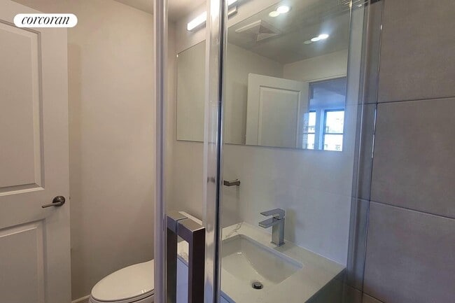 Building Photo - 45 W 81st St