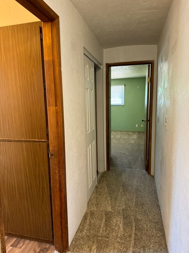 Building Photo - 3 bedroom 1.5 bathroom duplex