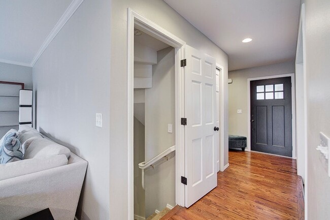 Building Photo - 5Bd/3.5Ba Newcastle House