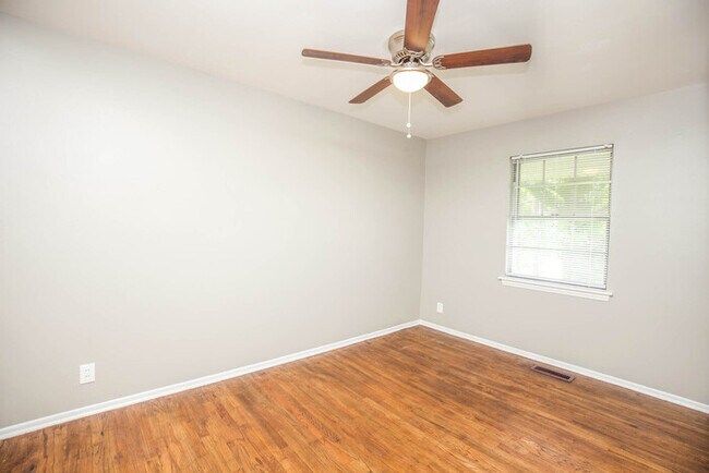 Building Photo - SPLIT LEVEL HOME FOR RENT!