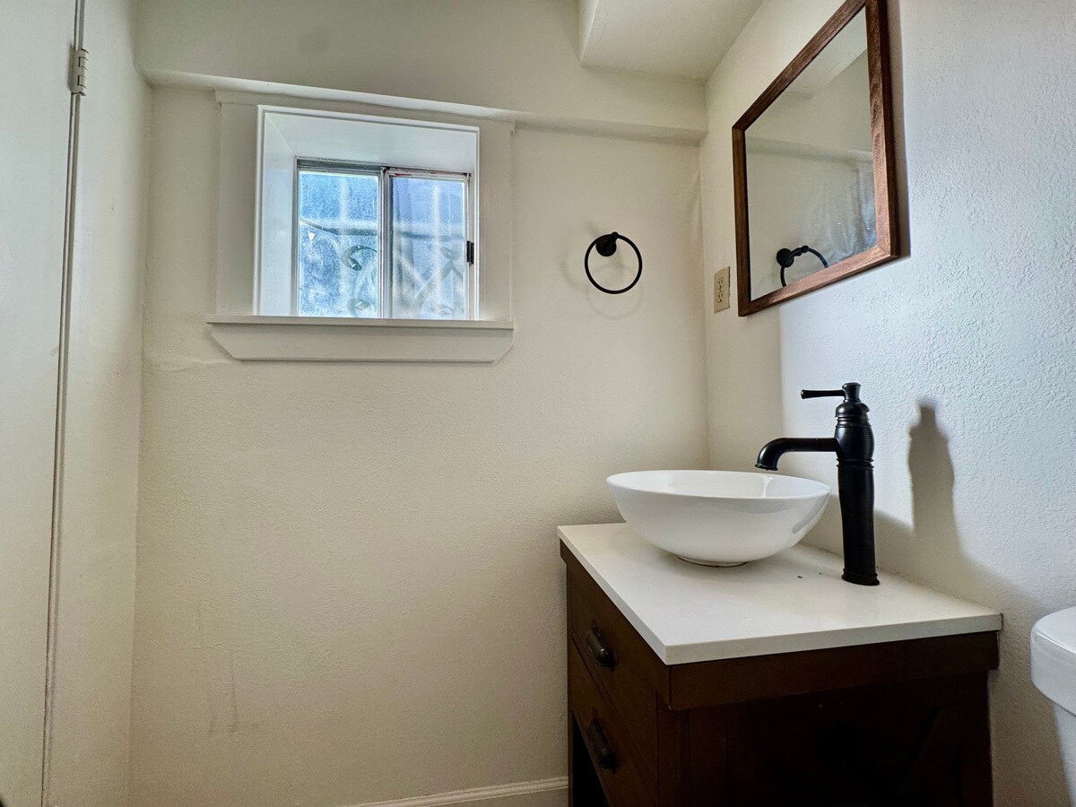 Building Photo - 1054 24th St