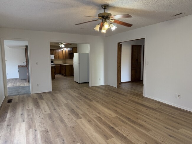 Building Photo - 202 N Cimarron Dr