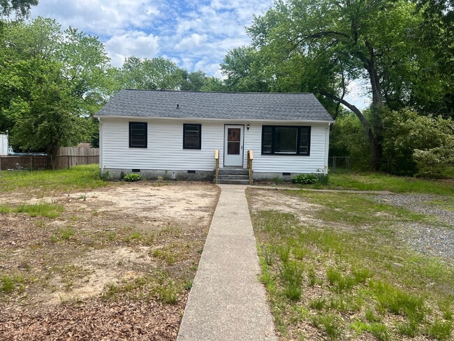 Building Photo - 3 Bedroom Rancher on Spacious Lot