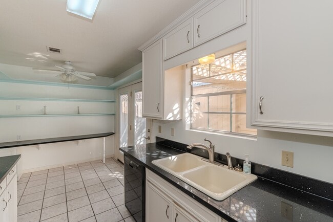 Building Photo - 5975 Meadow Way