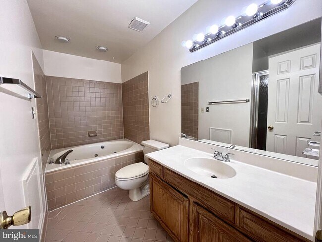 Building Photo - 1525 Templeton Pl