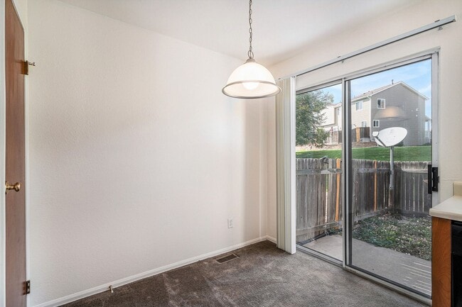 Building Photo - Freshly Painted & Move-In Ready! 2 bedroom - 2.5 Bathroom - Smokey Hill Aurora