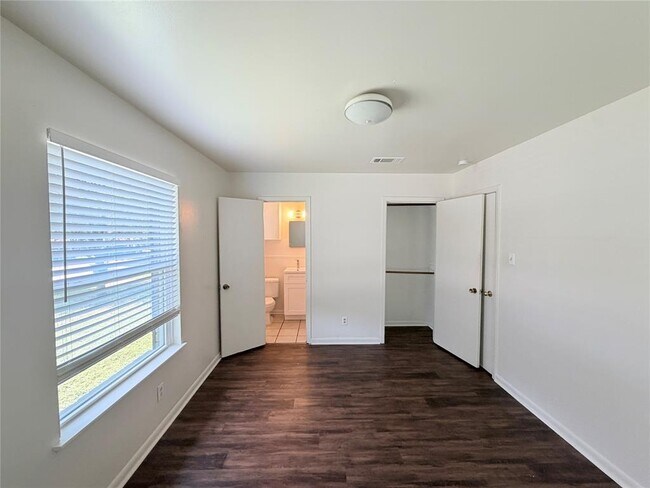 Building Photo - 8701 Parkfield Dr