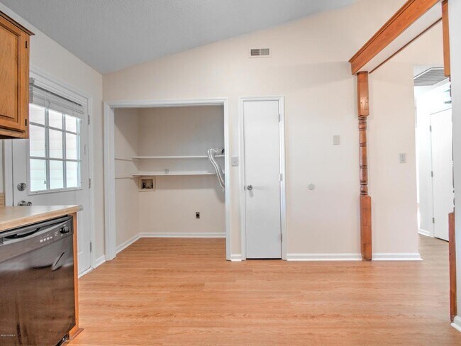 Building Photo - 114 Pine Crest Dr