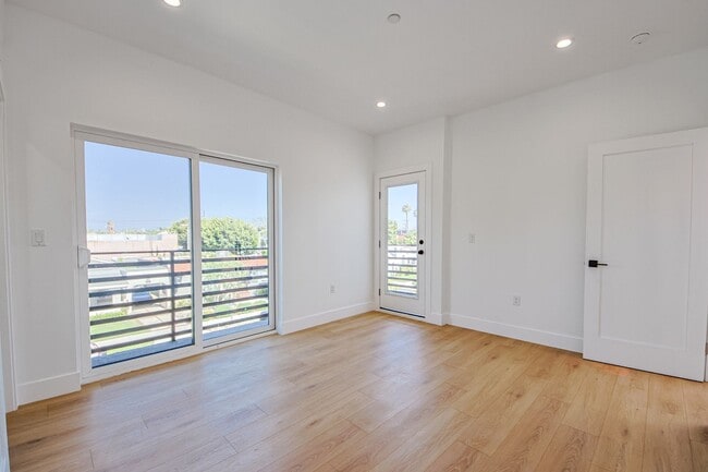 Building Photo - 2851 S Victoria Ave