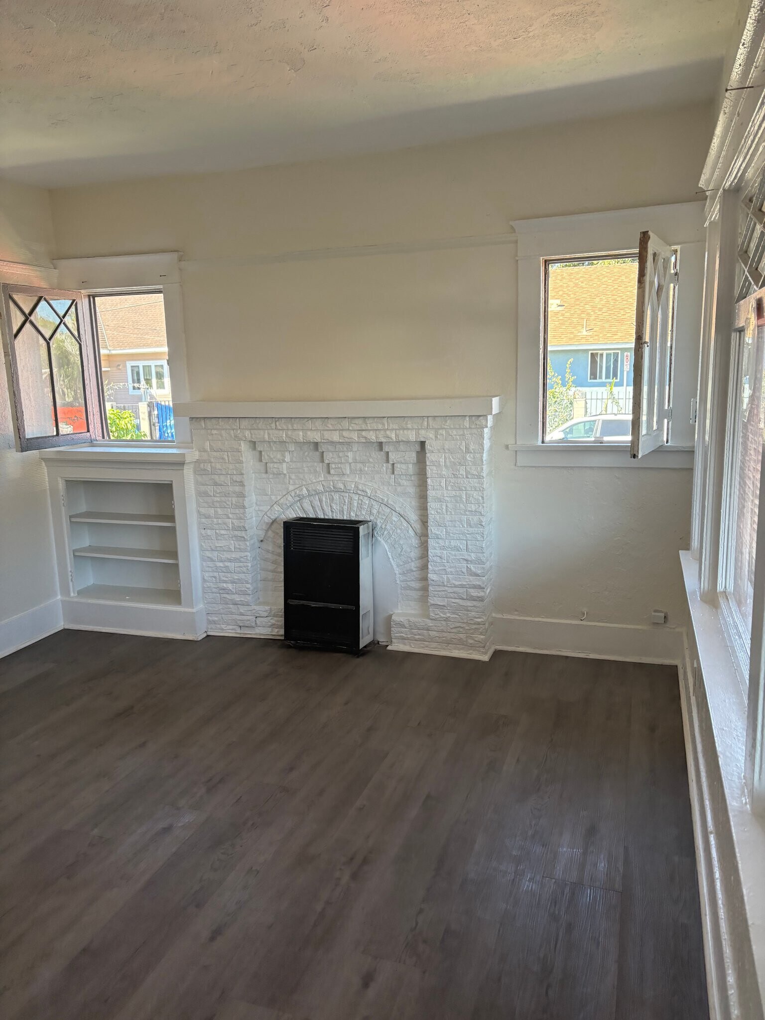 Building Photo - 402 E 43rd Pl