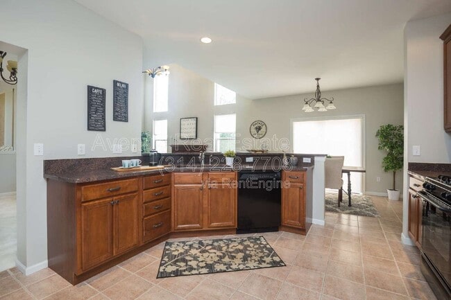 Building Photo - 8947 Hilltop Manor Dr