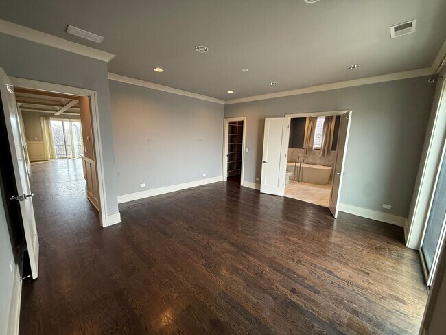 Building Photo - Luxury 3BR/2BA Condo – Prime Hyde Park Location, Modern Finishes