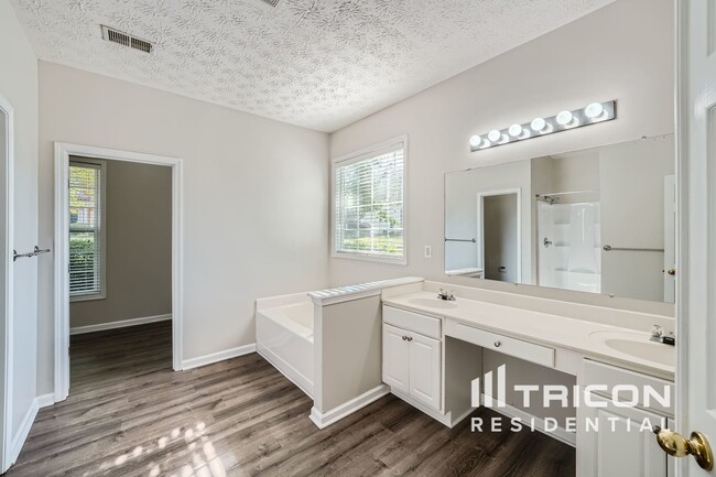 Building Photo - 733 Winbrook Dr