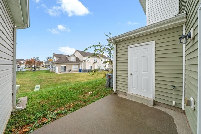 Building Photo - Updated Townhome near Tennova Hospital