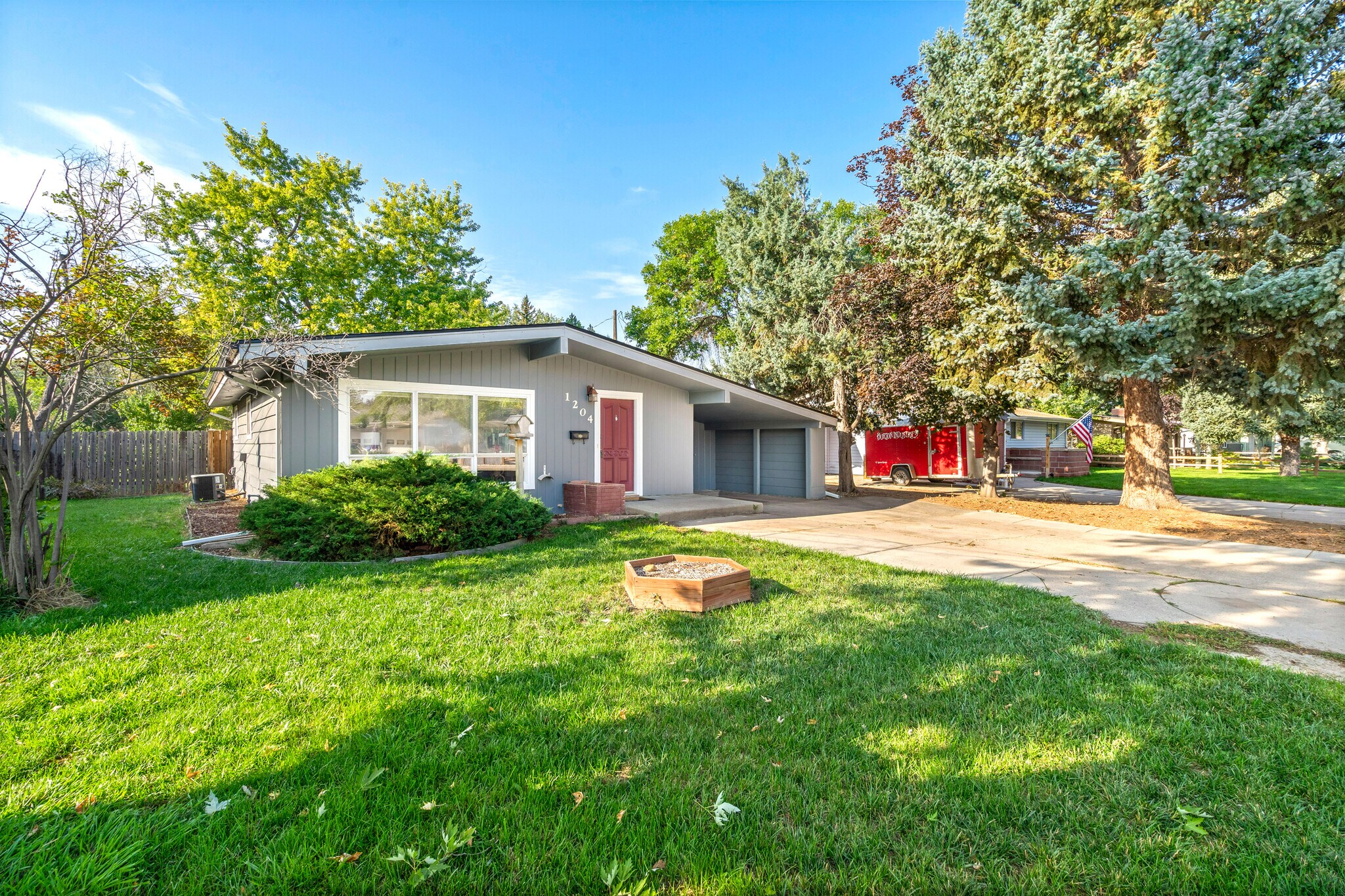 Building Photo - 1204 W 10th St