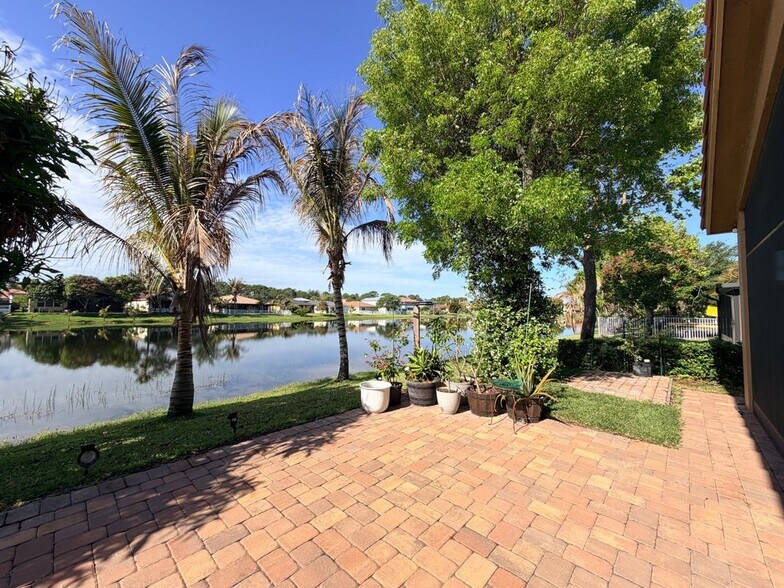 Building Photo - 2165 Newport Isles Blvd