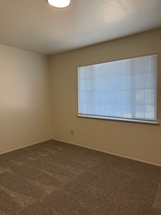 Building Photo - 7109 Thomas Dr