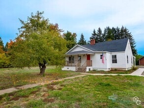 Building Photo - Beautifully Renovated furnished 3-Bedroom ...