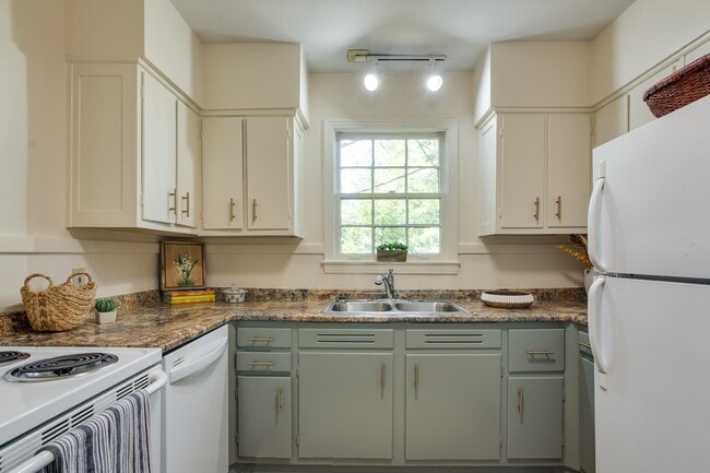 Building Photo - 695 Berry Rd