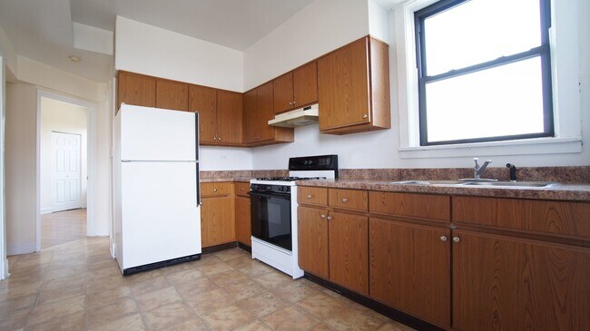 Building Photo - 2647 N Sawyer Ave