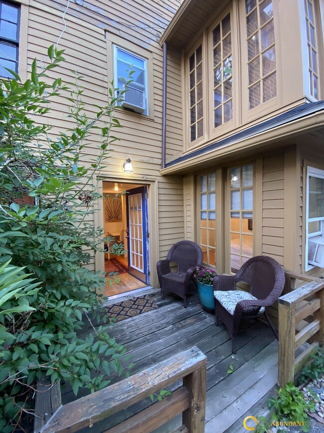 Building Photo - 11 William St