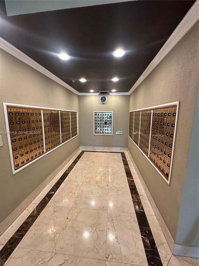 Building Photo - 400 Kings Point Dr