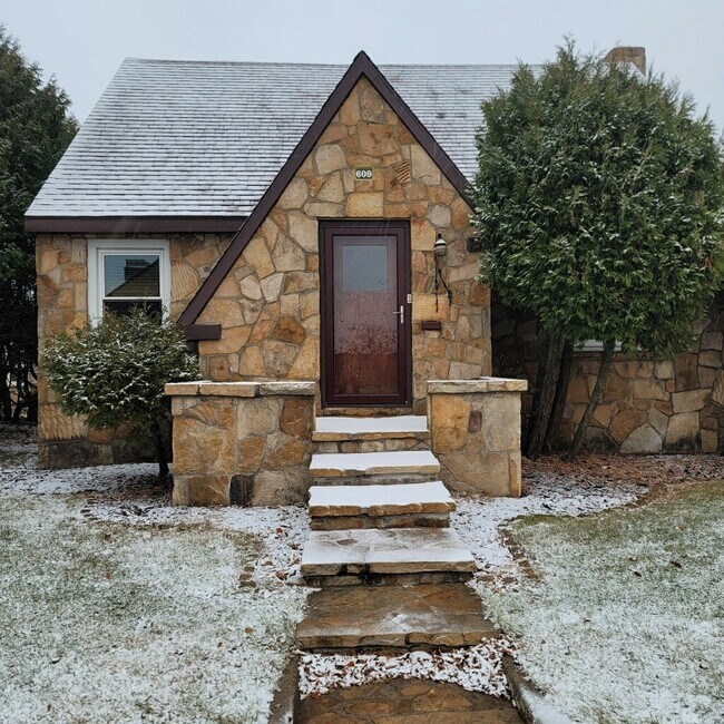Primary Photo - 609 N 6th Ave