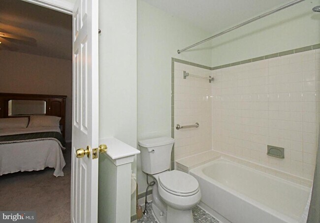 Building Photo - 2489 Hillendale Dr