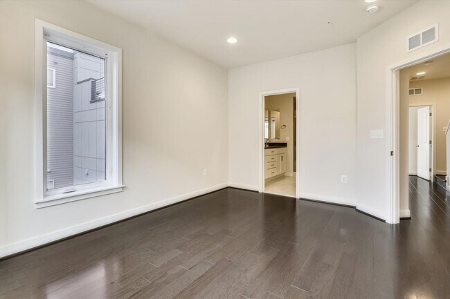 Building Photo - Luxury END-UNIT garage townhouse - 4BD/4.5BA!