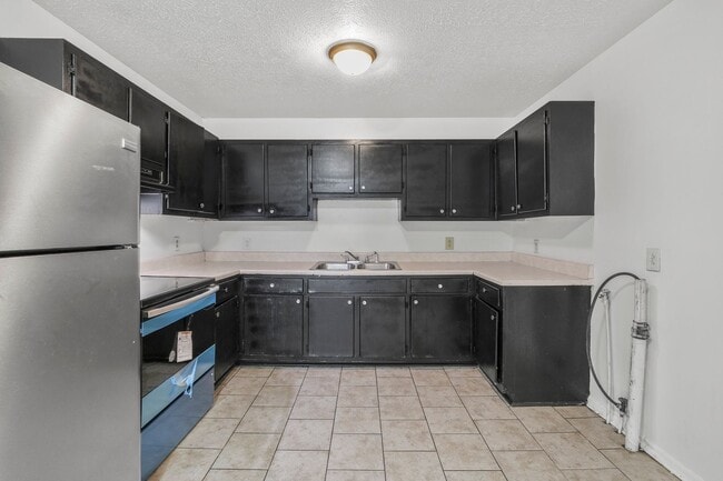 Building Photo - 2 Bedroom Duplex with Huge Back Yard! MOVE IN SPECIAL: FIRST FULL MONTHS RENT FREE!!