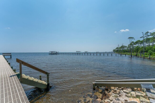 Building Photo - Spacious Home in Navarre!